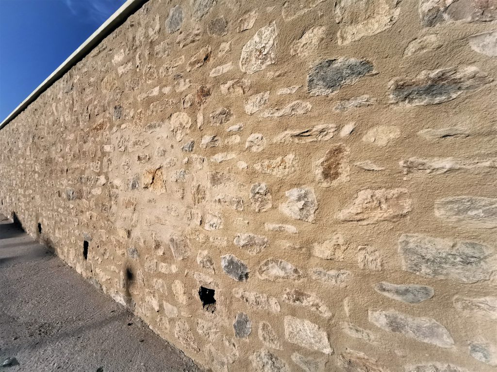 Rénovation, mur, vieilles pierres, enduit à la chaux, Fondation Luma Arles, Maçonnerie