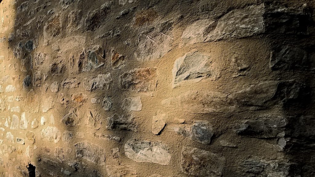 Mur en vieilles pierres, maçonnerie, savoir-faire